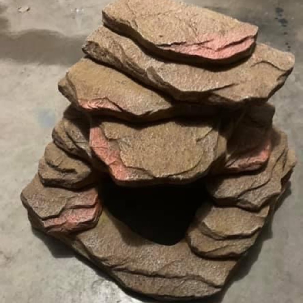Huge reptile rock climbing hide